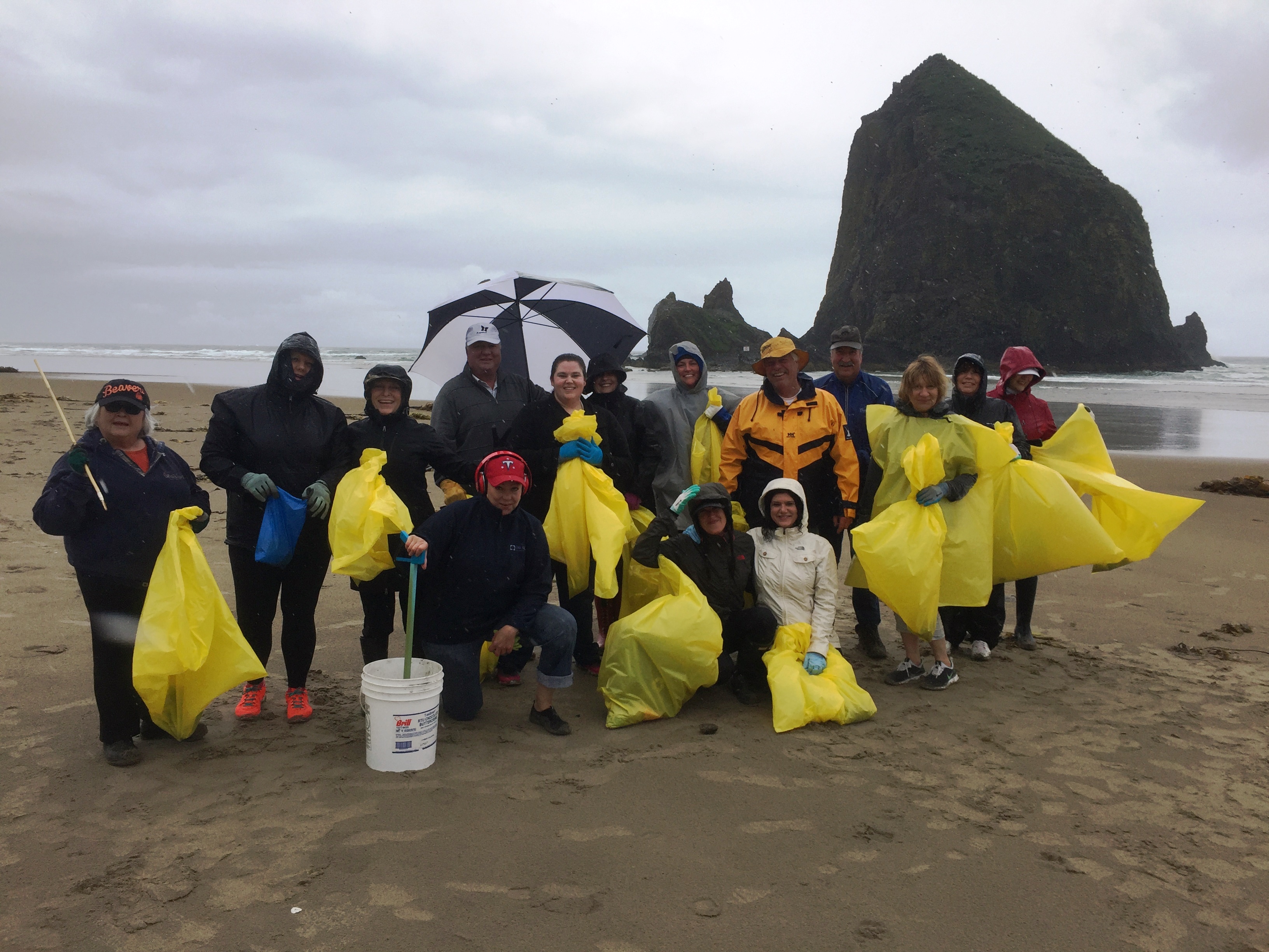 Community Service Day 2017 - Clean up Crew on the Beach (1)